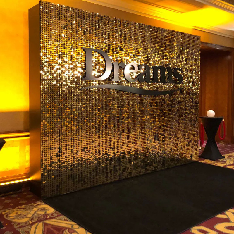 Mur événementiel en sequins or pour réception de Stars