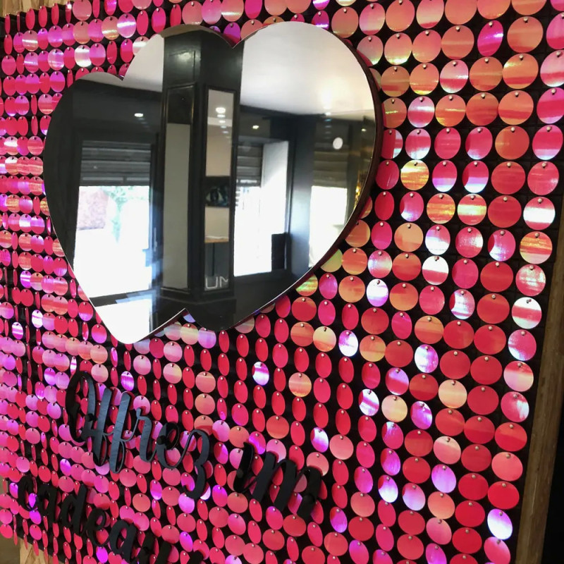 Tableau avec des sequins rose avec effet irisé