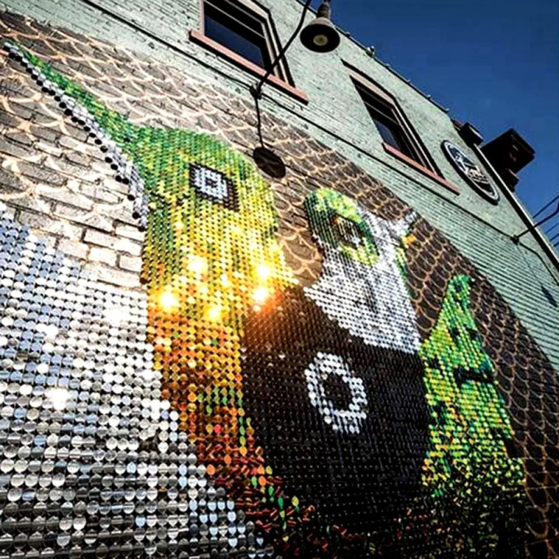 Façade de bâtiment en dalles sequins