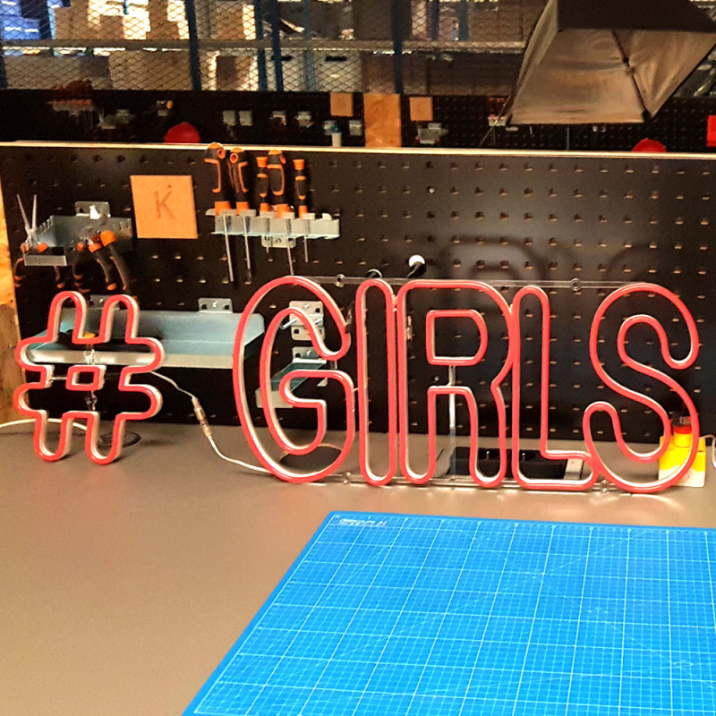 Enseigne lumineuse personnalisée avec fond Plexiglas découpé à la lettre