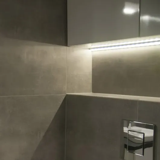 Profilé LED d'angle pour cuisine et salle de bain