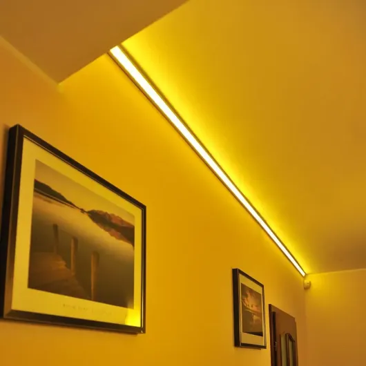 Profilé LED d'angle pour salon et chambre