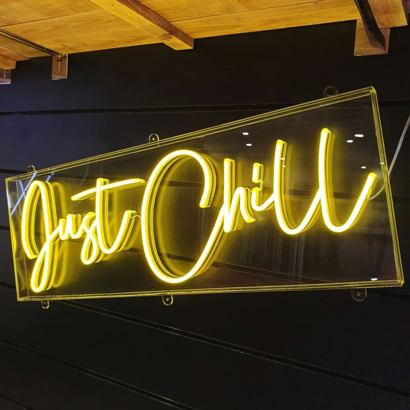 Enseigne néon jaune dans un coffret Plexiglas