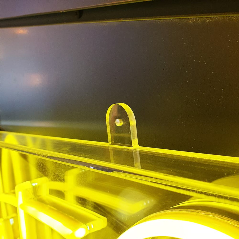 Pattes de fixation de l'enseigne néon BOX