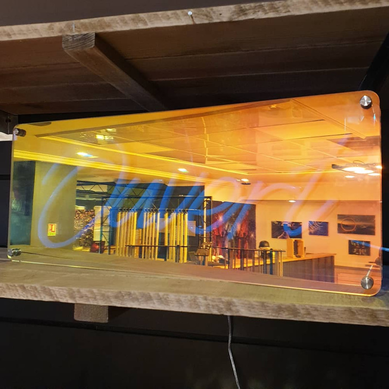 Enseigne néon irisée éteinte avec effet miroir